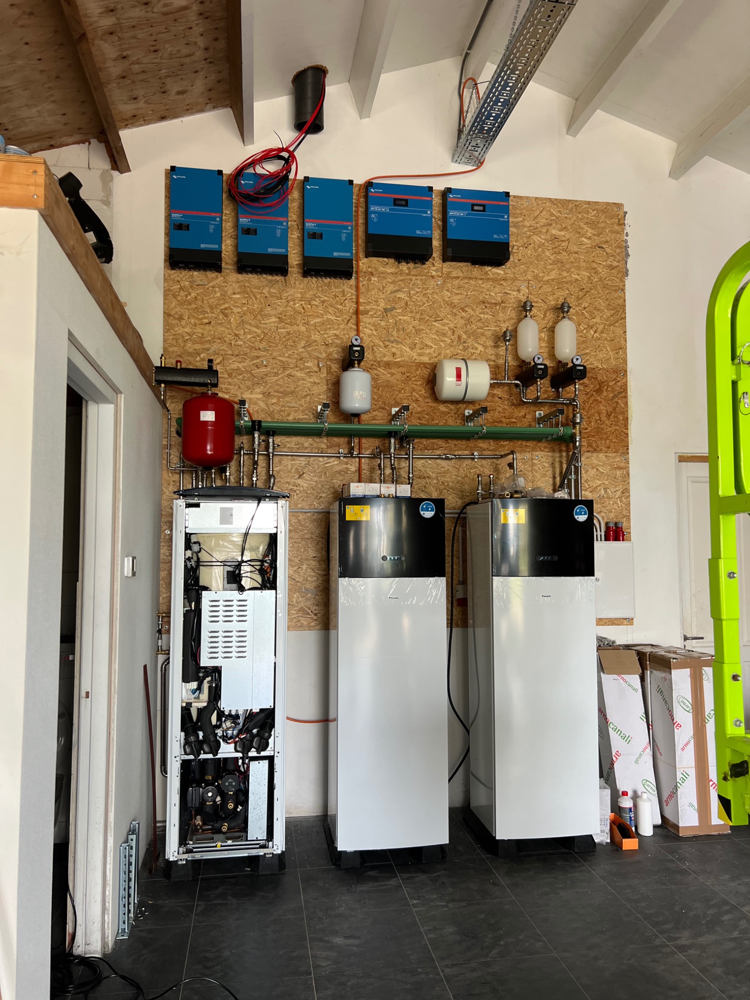 Praktijkopstelling met Victron apparatuur en energietechniek in de werkplaats in Anna Jacobapolder